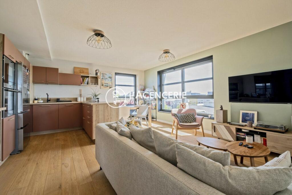 Un appartement de 78m² avec 3 chambres, une terrasse et une place de parking