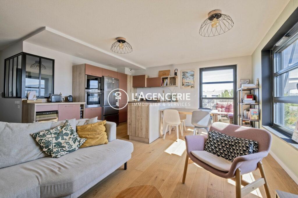 Un appartement de 78m² avec 3 chambres, une terrasse et une place de parking