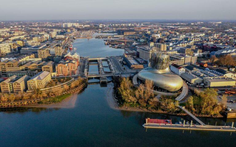 Vue sur les bassins a flots quartier bacalan