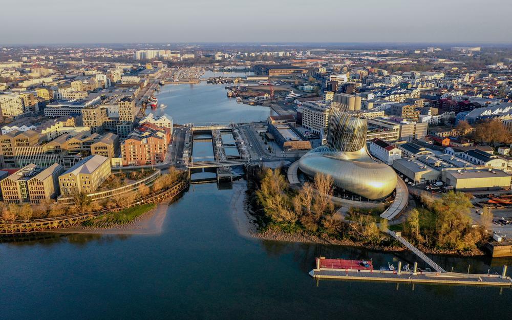 Vue sur les bassins a flots quartier bacalan