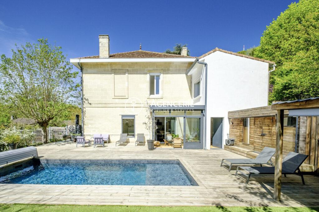 Maison en pierre avec piscine