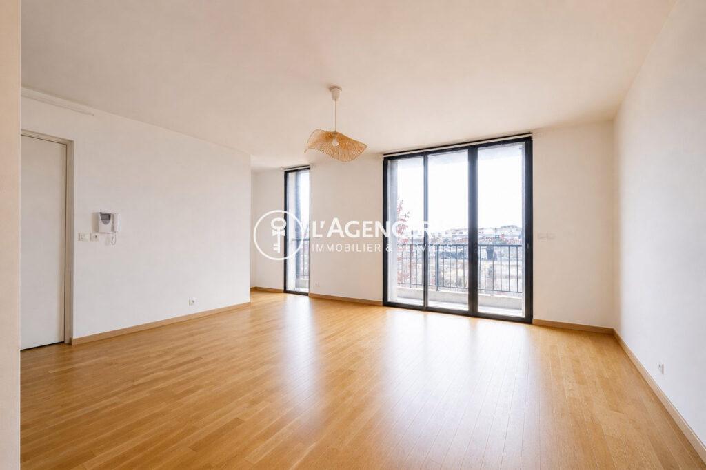 Appartement 3 pièces avec terrasse et parking privatif