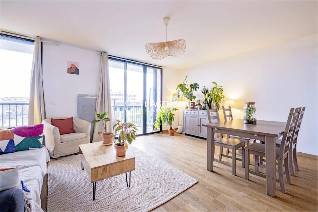 Appartement meublé 2 chambres avec terrasse et parking privatif