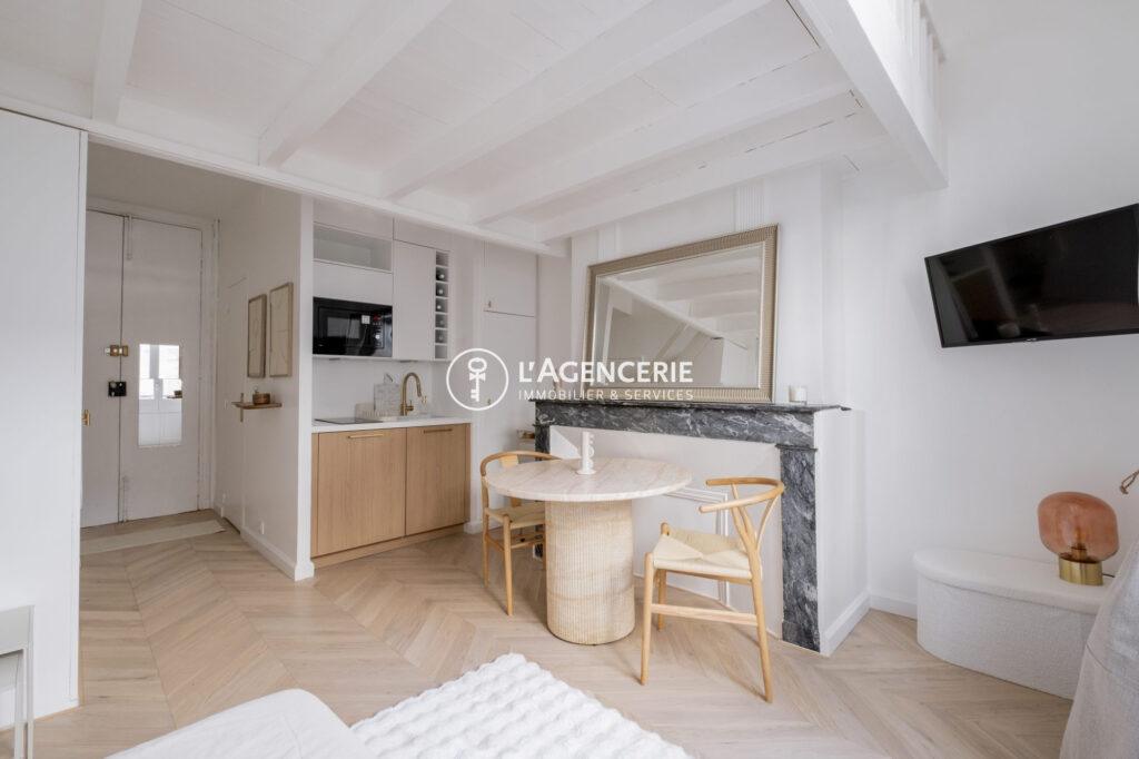 Studio entièrement rénové et meublé avec mezzanine – Coeur Chartrons