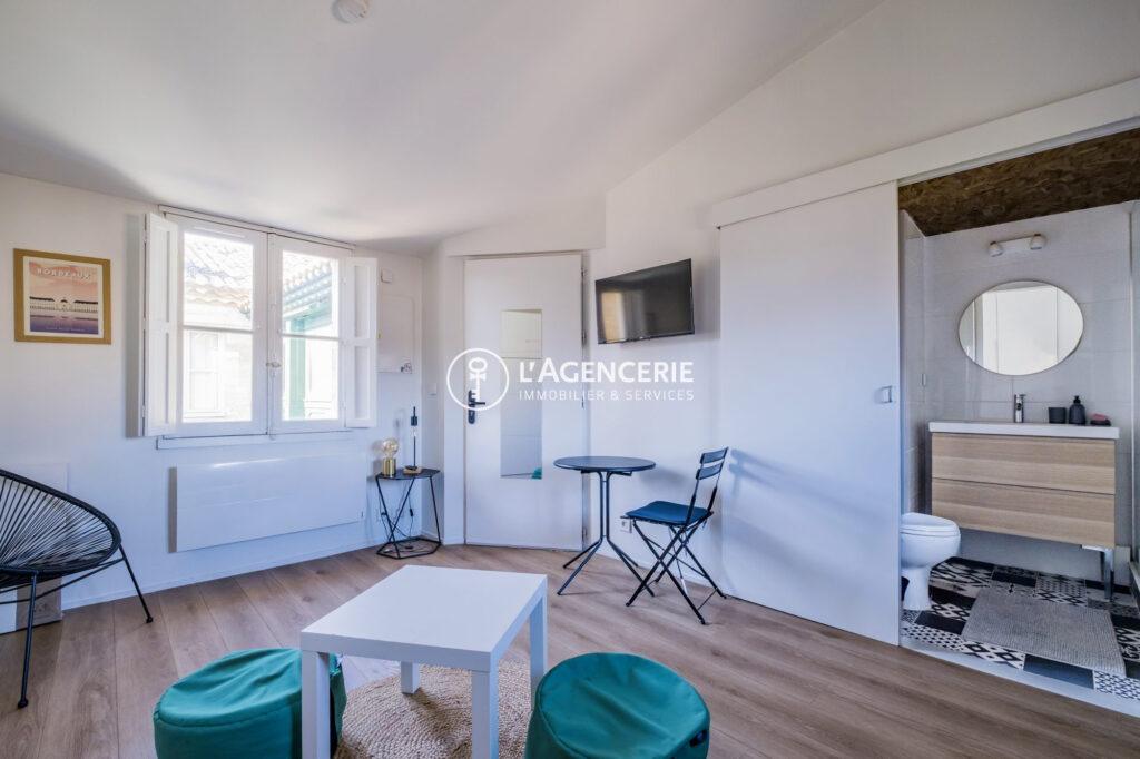 Studio entièrement rénové et meublé – rue Saint-Rémi